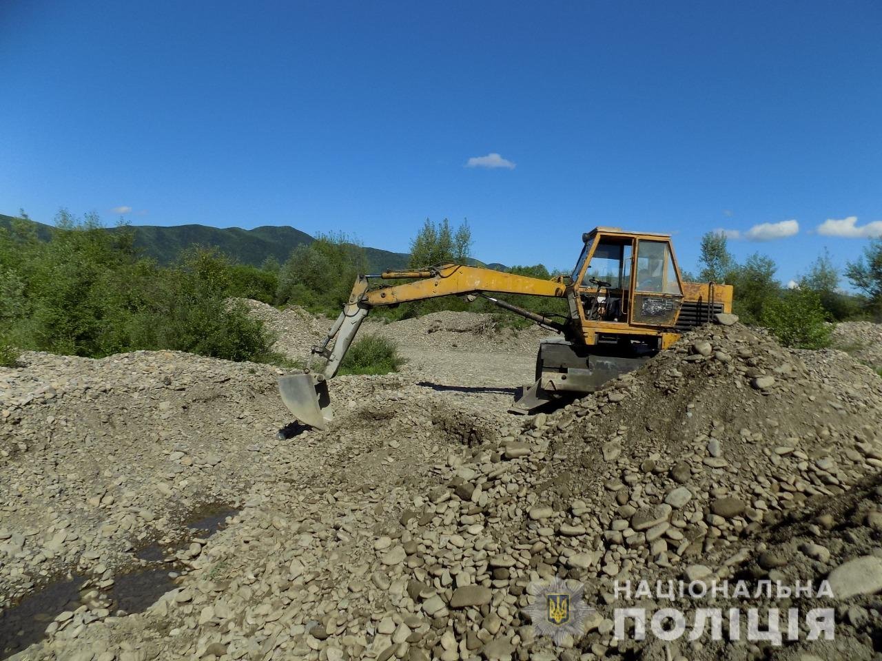 На Закарпатті група осіб незаконно видобувала гравій з річки