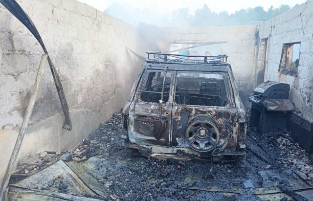 На Закарпатті в пожежі згорів автомобіль та гараж