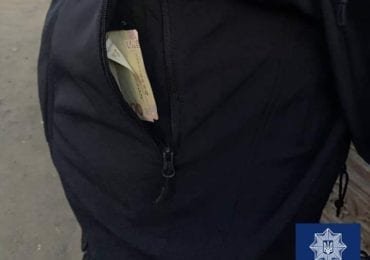 В Ужгороді чоловік пропонував патрульним 200 гривень хабаря