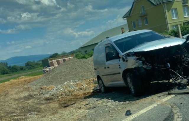 Від удару автівки відкинуло на узбіччя: на Закарпатті сталась чергова ДТП (ФОТО, ВІДЕО), фото-2