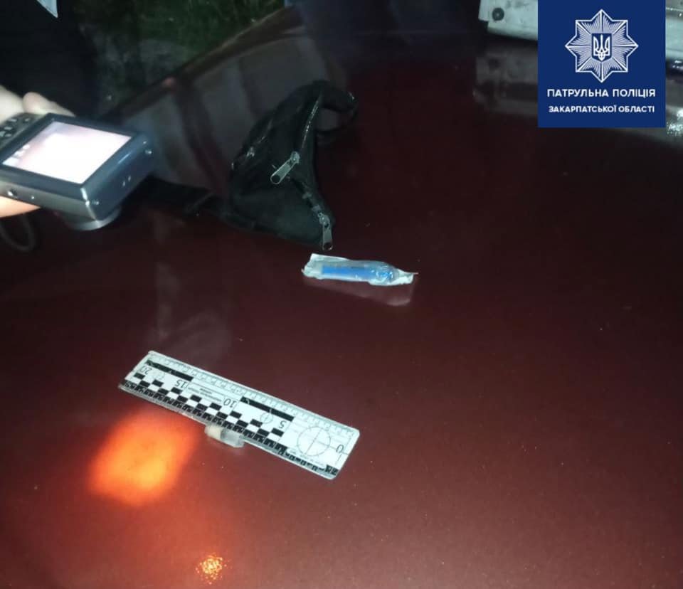 У Мукачеві патрульні виявили наркотики у пасажира автомобіля