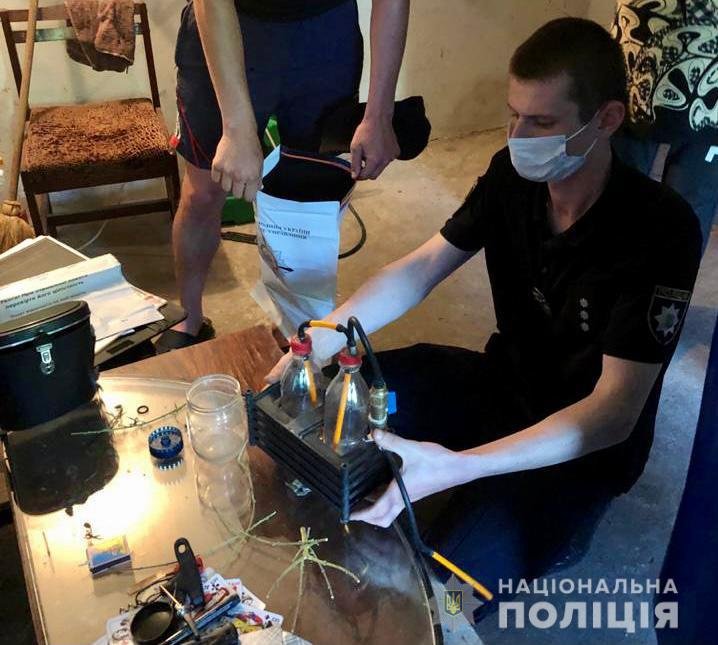 На Закарпатті поліціянти припинили незаконну діяльність міні-нарколабораторії