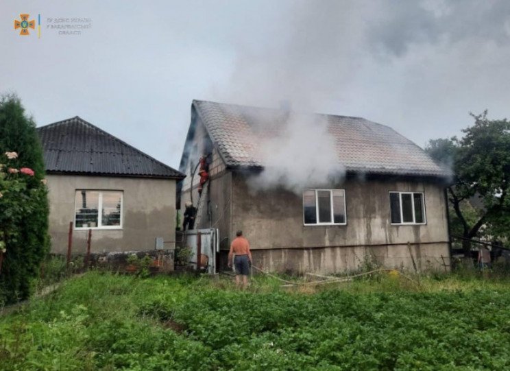 Вчасно загасили: на Закарпатті ледь не згорів будинок