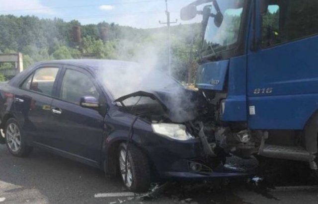ДТП на Мукачівщині: зіткнулися легковик та вантажівка