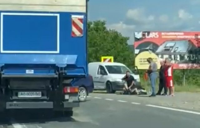 ДТП на Мукачівщині: зіткнулися легковик та вантажівка (ФОТО), фото-2