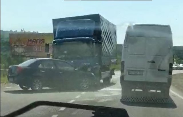 ДТП на Мукачівщині: зіткнулися легковик та вантажівка (ФОТО), фото-5