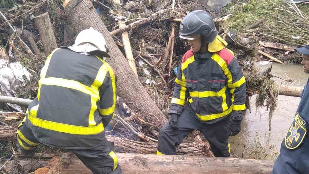Залучили водолазів: на Рахівщині третій день шукають чоловіка, який зник під час паводку