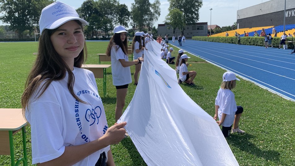 У Мукачеві розгорнули найбільший Олімпійський прапор 