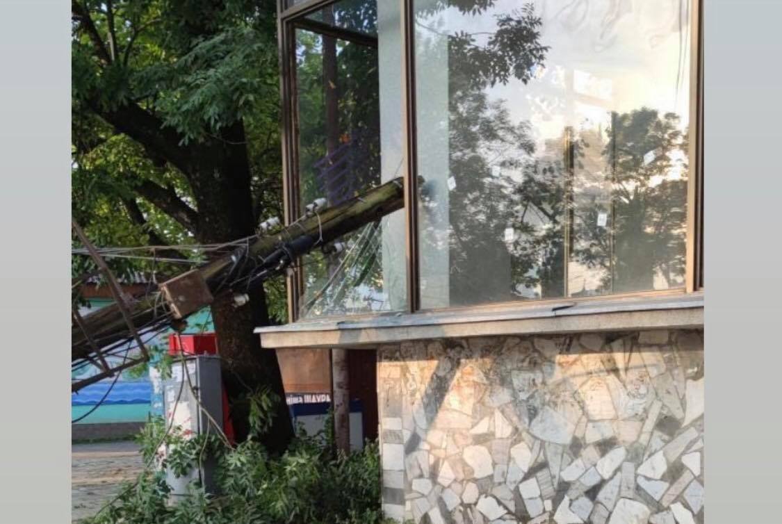 В Іршаві впала електроопора та розбила скляну вітрину магазину (ФОТО)