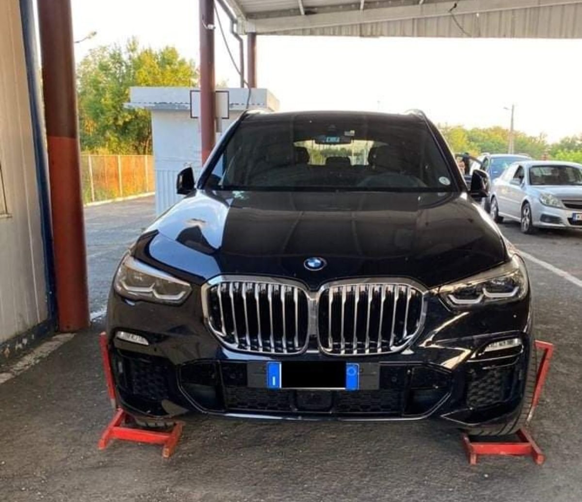 Розшукував Інтерпол: на Закарпатті прикордонники виявили викрадений на території Італії "BMW X5"