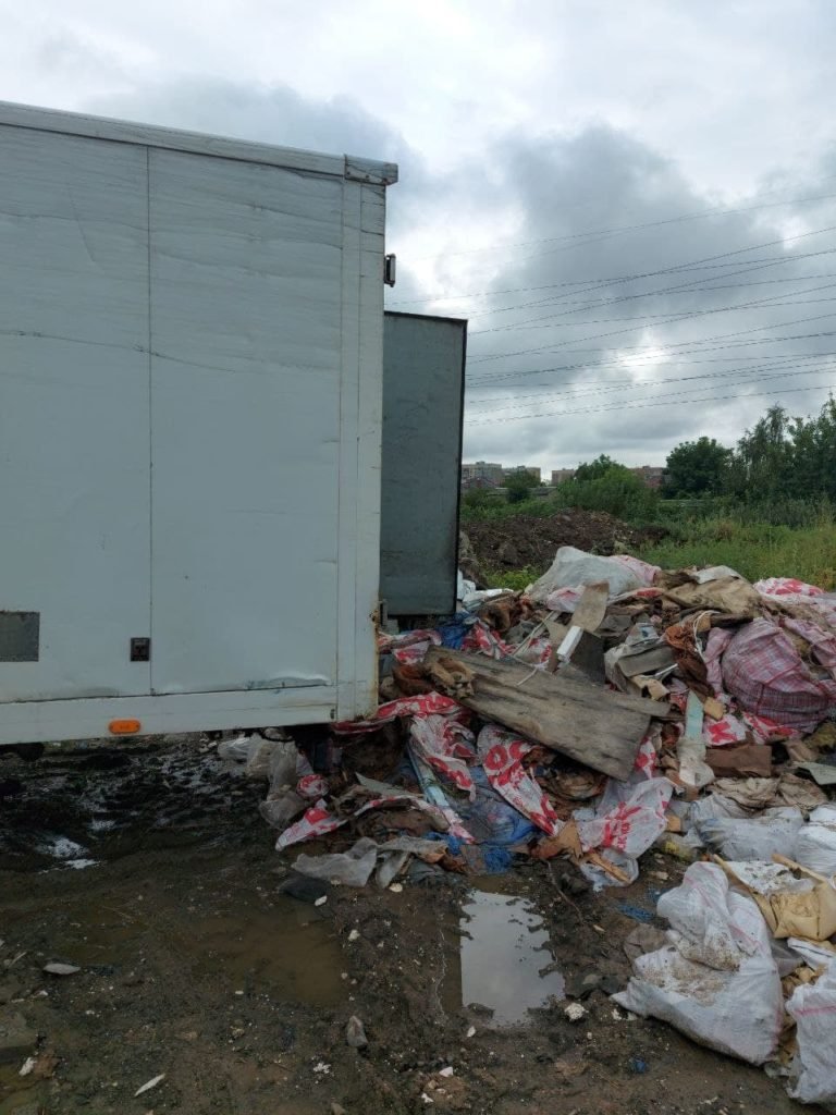 Закарпатець викидав будівельне сміття поблизу траси Київ-Чоп (ФОТО)