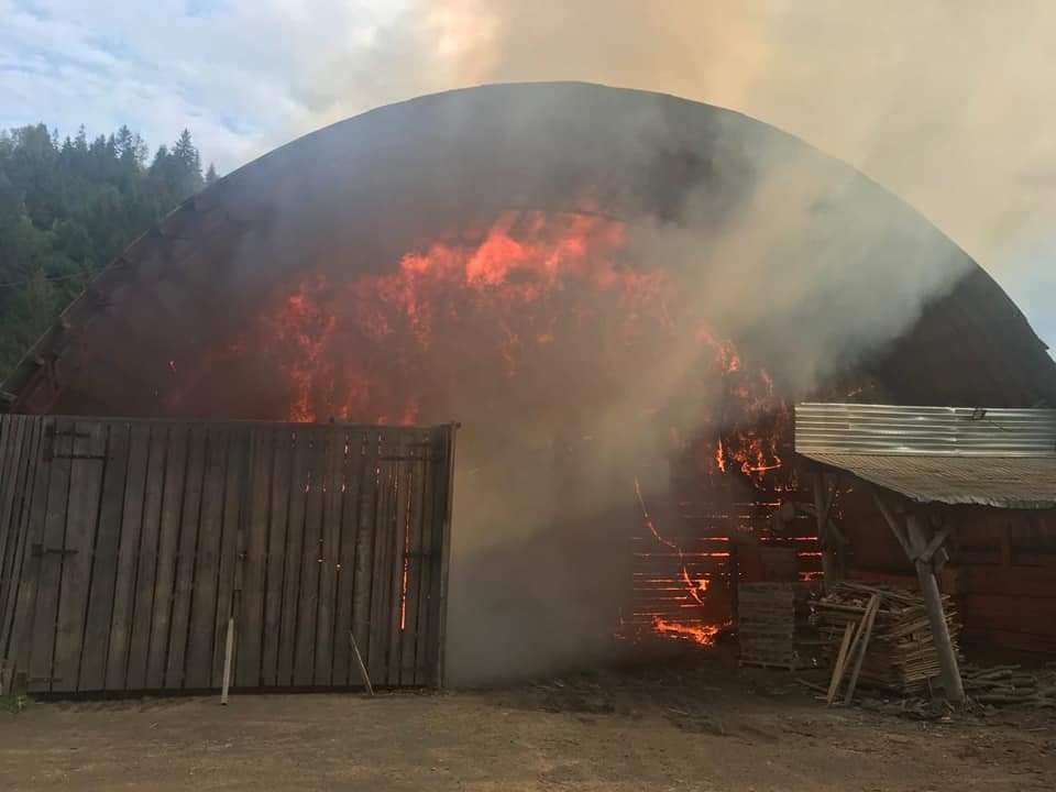 На Закарпатті сталася пожежа на деревообробному підприємстві (ФОТО)