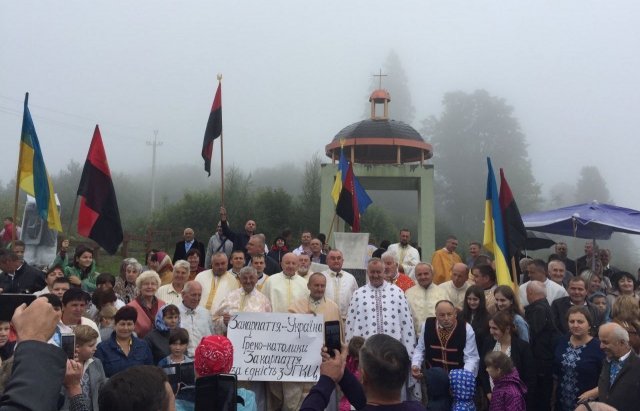 На Верецькому перевалі молилися за Україну та єдність церкви (ФОТО, ВІДЕО)