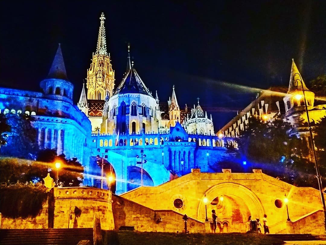 Рибальський бастіон в Будапешті підсвітили синьо-жовтими кольорами