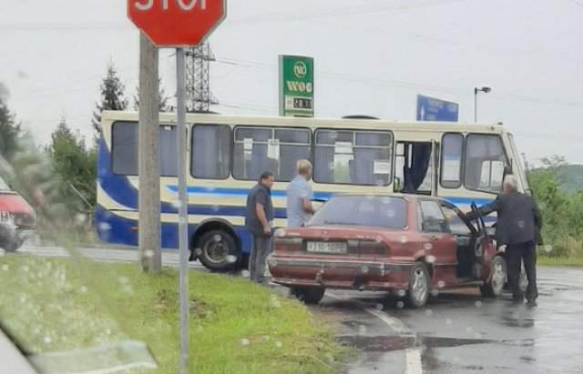 В Мукачеві зіштовхнулись легковик і рейсовий автобус (ФОТО)