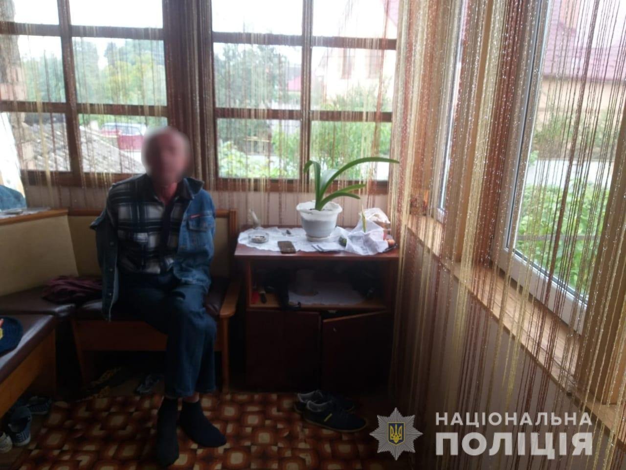 Кровавий інцидент на Мукачівщині: 60-річний закарпатець вдарив ножем племінника (ФОТО)