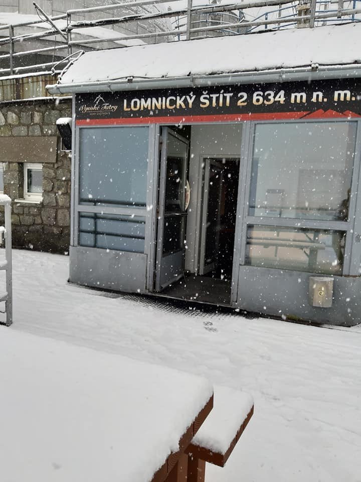 На дорогах - ожеледиця, в горах - сніг : у Словаччину прийшла зима (ФОТО)