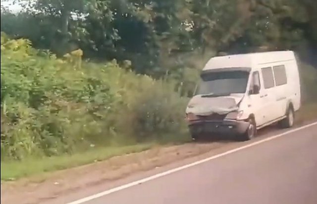 На Мукачівщині після зіткнення з мікроавтобусом легковик опинився у кюветі (ФОТО, ВІДЕО)