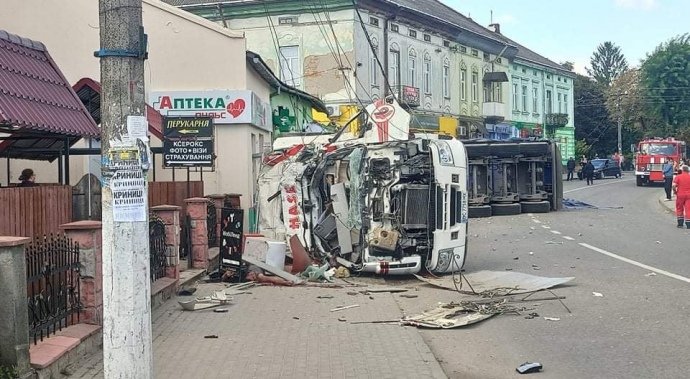 У сусідній із Закарпаттям області вантажівка протаранила магазин, загинули 4 людини (ФОТО)