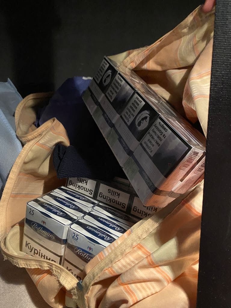 У вантажівці боснійця, що перетинав кордон на Закарпатті, виявили контрабандні цигарки (ФОТО)