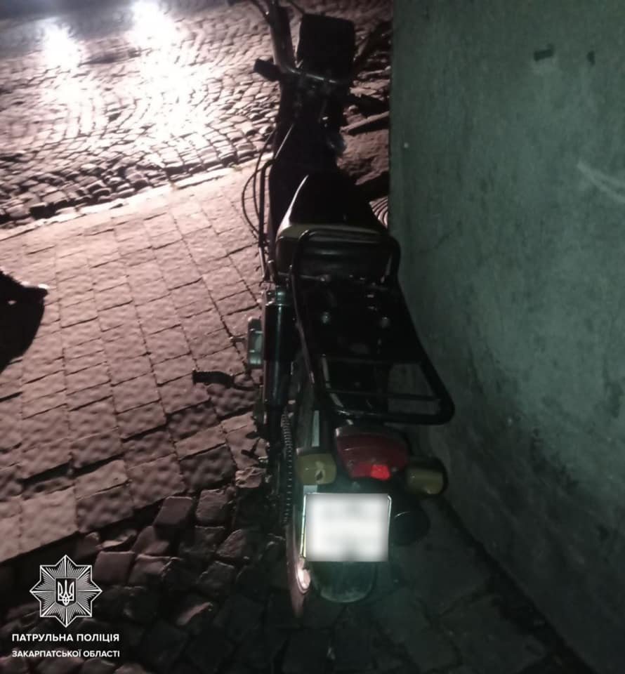 В Мукачеві патрульні затримали мотоцикліста за порушення ПДР (ФОТО)