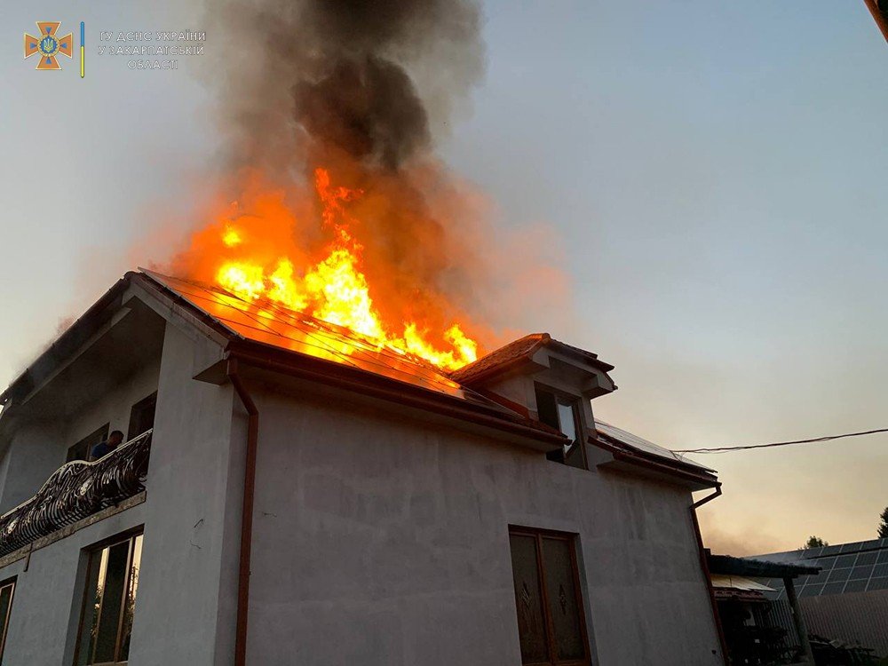 На Мукачівщині ліквідували пожежу – згоріли сорок сонячних панелей (ФОТО)