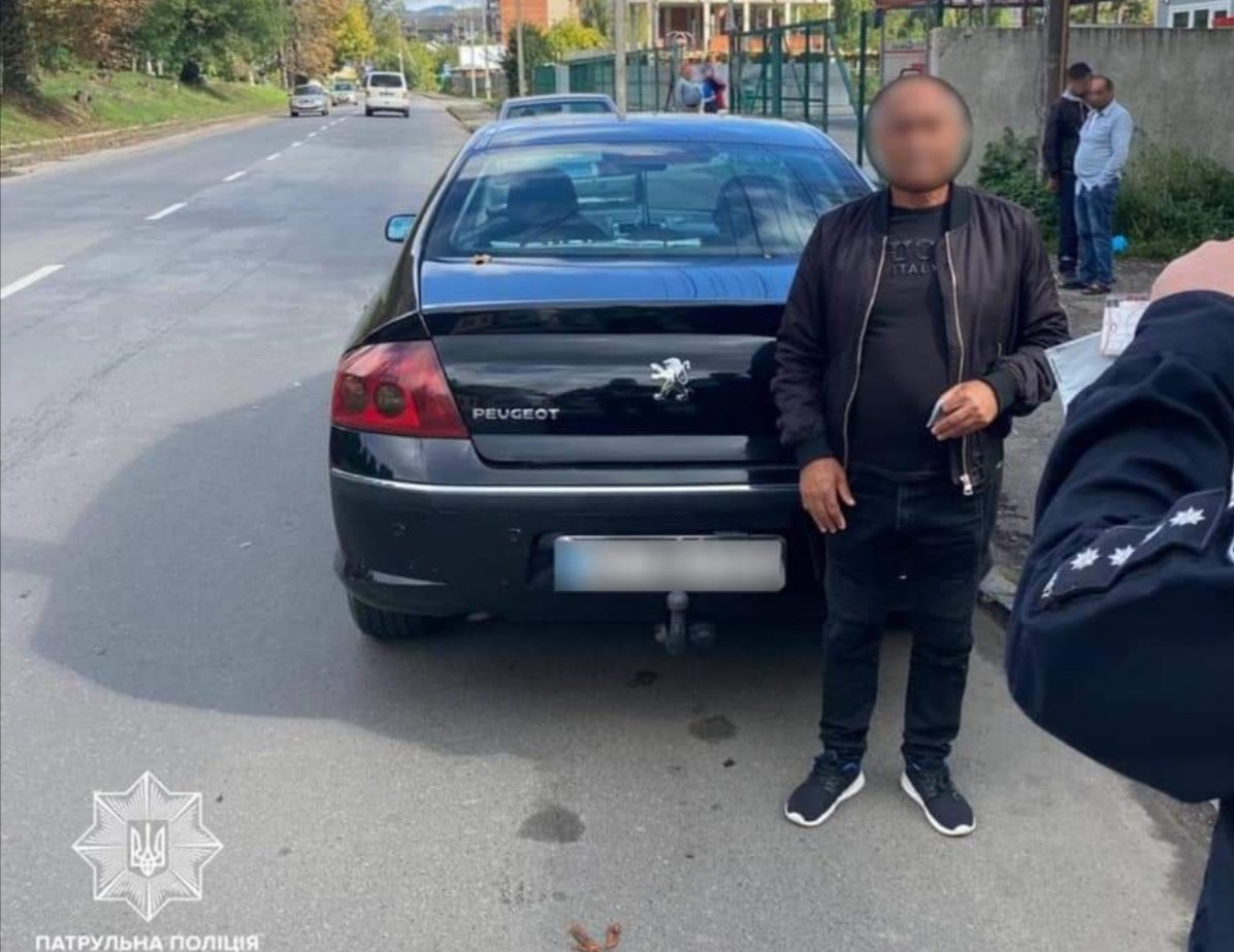В Ужгороді водій наполегливо пропонував патрульним хабаря