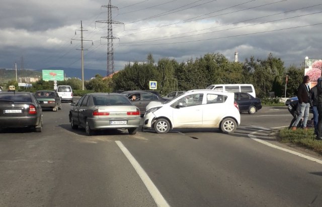 При в`їзді в Мукачево зіткнулись дві автівки (ФОТО)