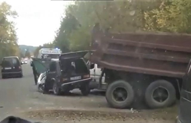 На Закрпатті сталась потрійна ДТП: зіткнулися вантажівка, легковик та мікроавтобус