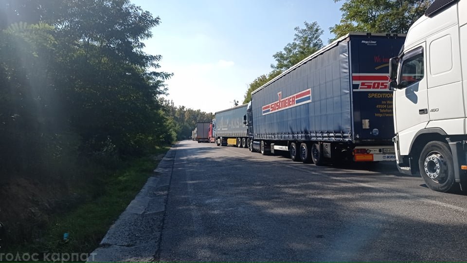Стоять другу добу: на українсько-словацькому кордоні - величезна черга з фур