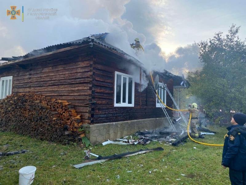 На Хустщині горів дерев’яний житловий будинок