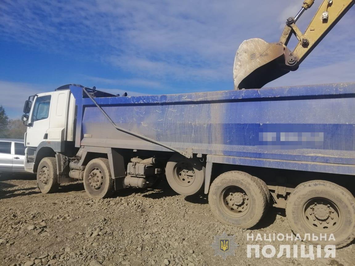 На Тячівщині поліцейські припинили незаконний видобуток гравію(ФОТО)