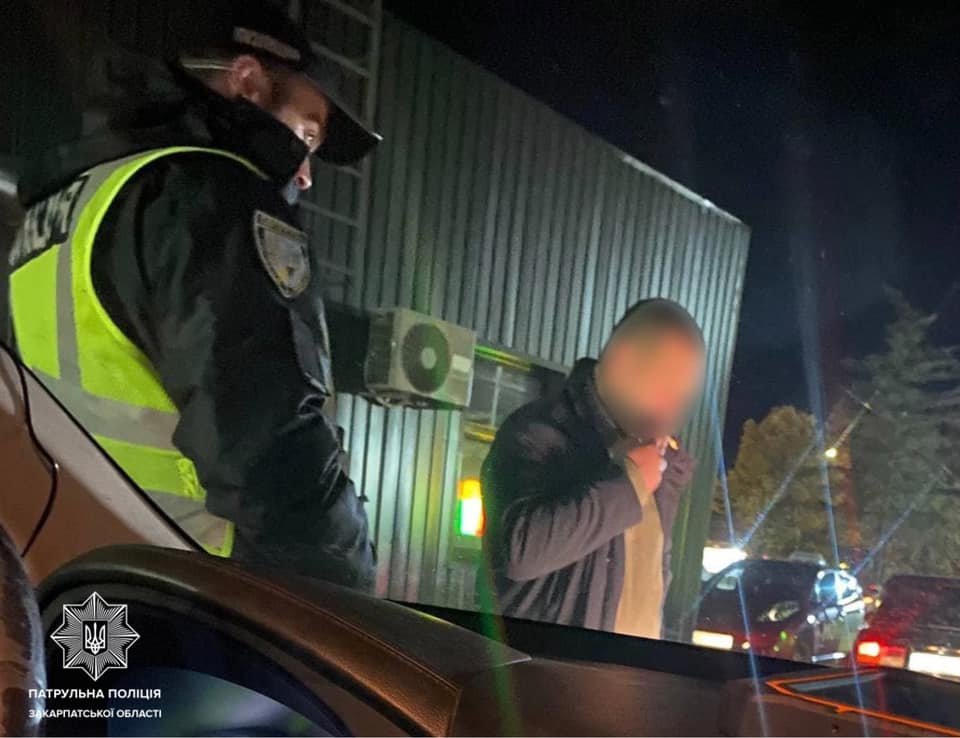 Ужгородські патрульні затримали чоловіка, який на AЗС курив "травку" (ФОТО)