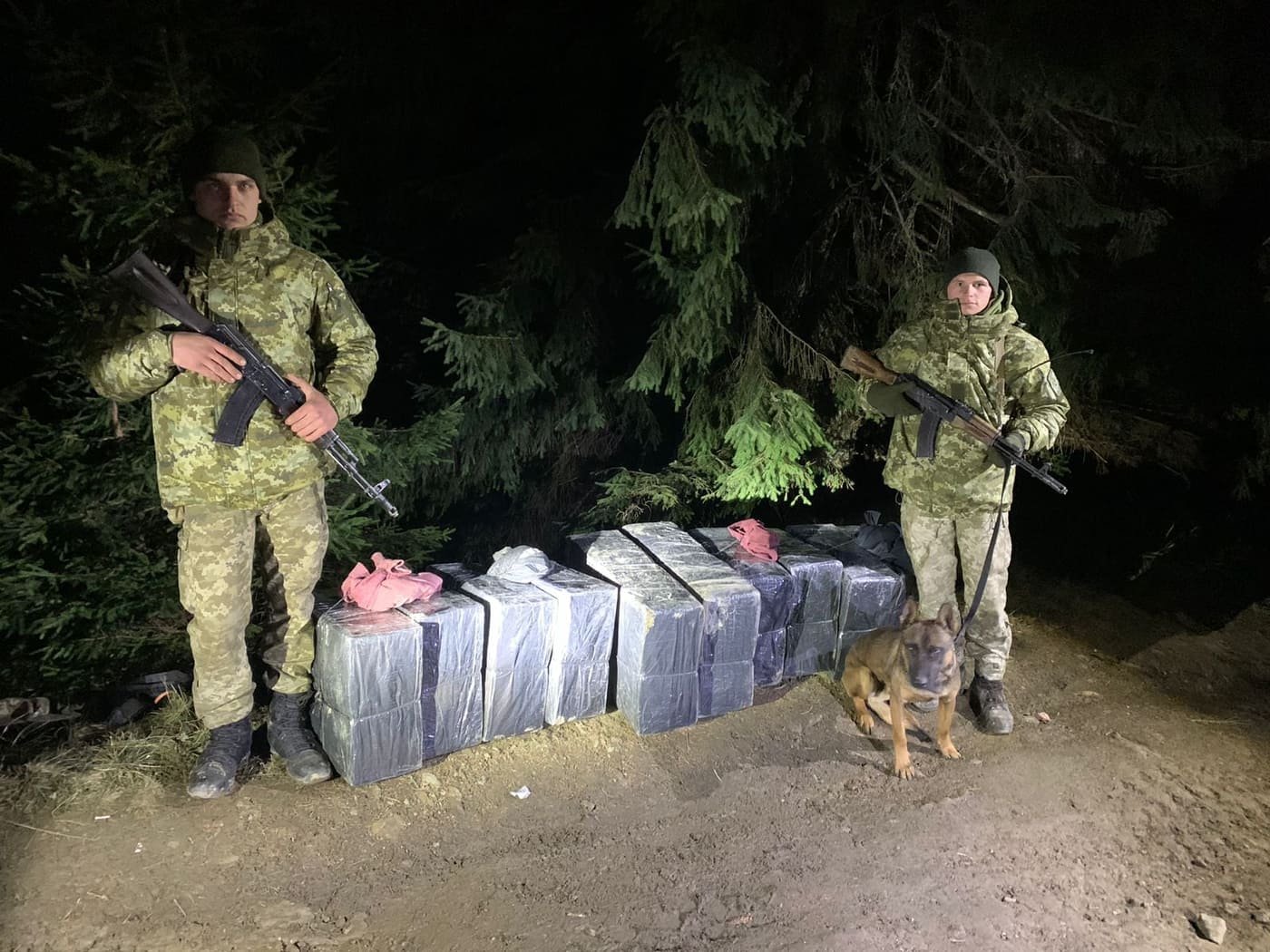 На Закарпатті прикордонники виявили 11 ящиків сигарет, які покинули контрабандисти
