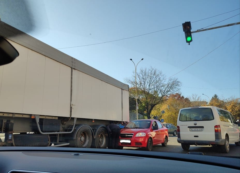 Паралізовано рух: в Ужгороді на Анкудінова ДТП