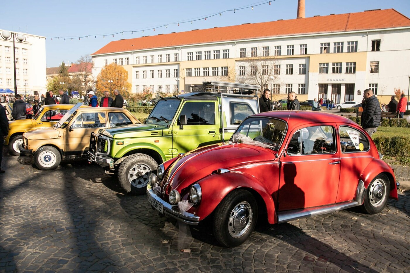 В Ужгороді відбулася виставка й автопробіг ретроавтомобілів (ФОТО)
