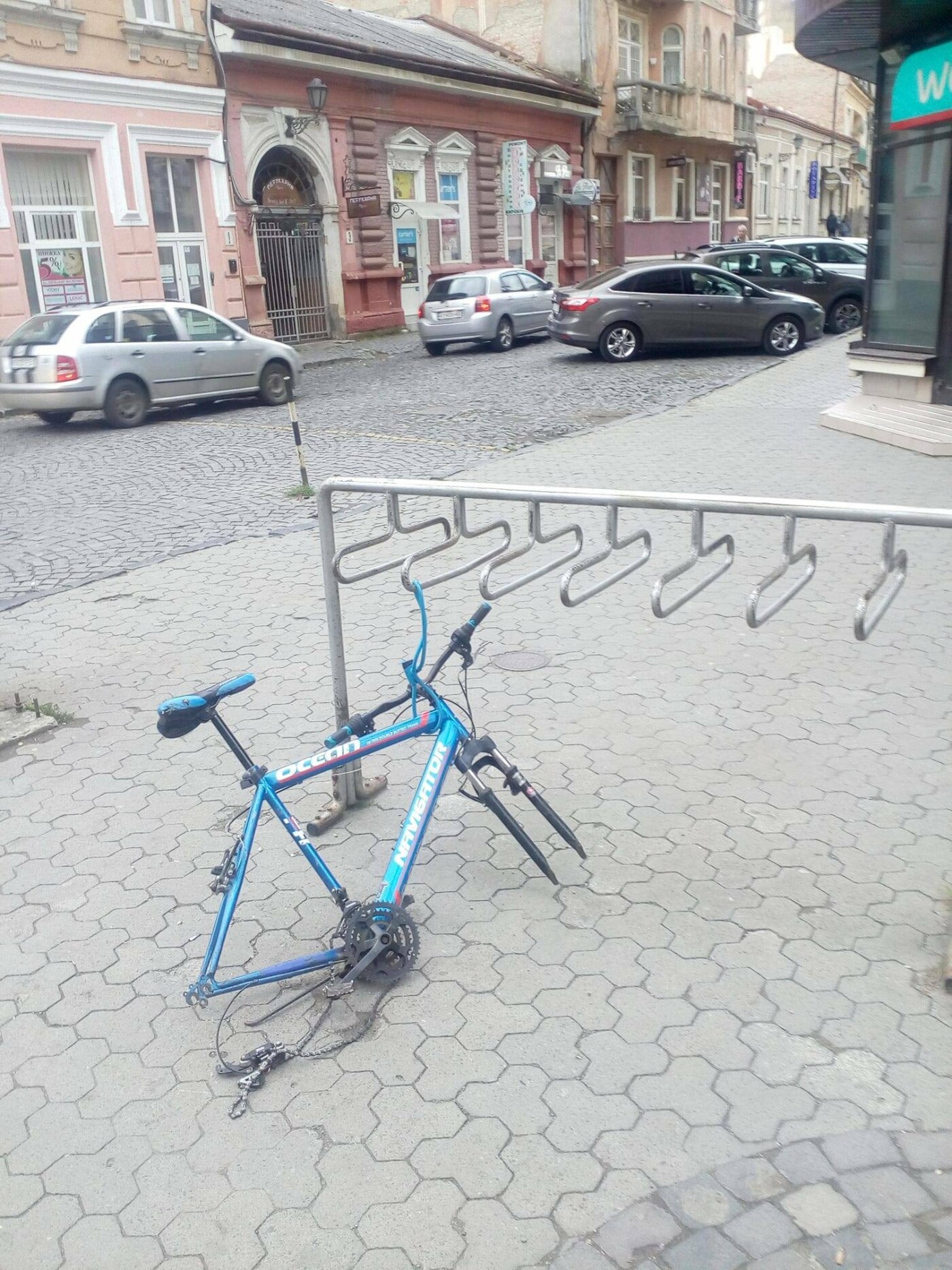 Колеса зняли, раму - залишили: в центрі Ужгорода попрацювали велосипедні крадії (ФОТО)