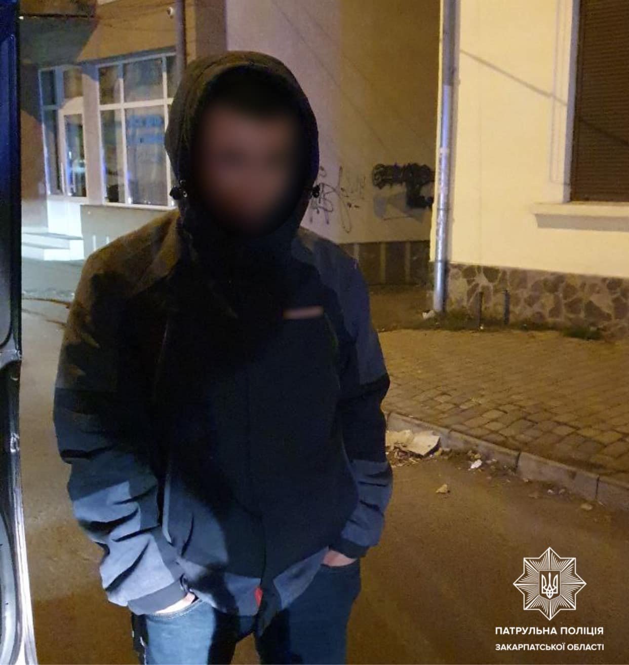 В Ужгороді автомобіль зупинили за порушення ПДР, а виявили пістолет