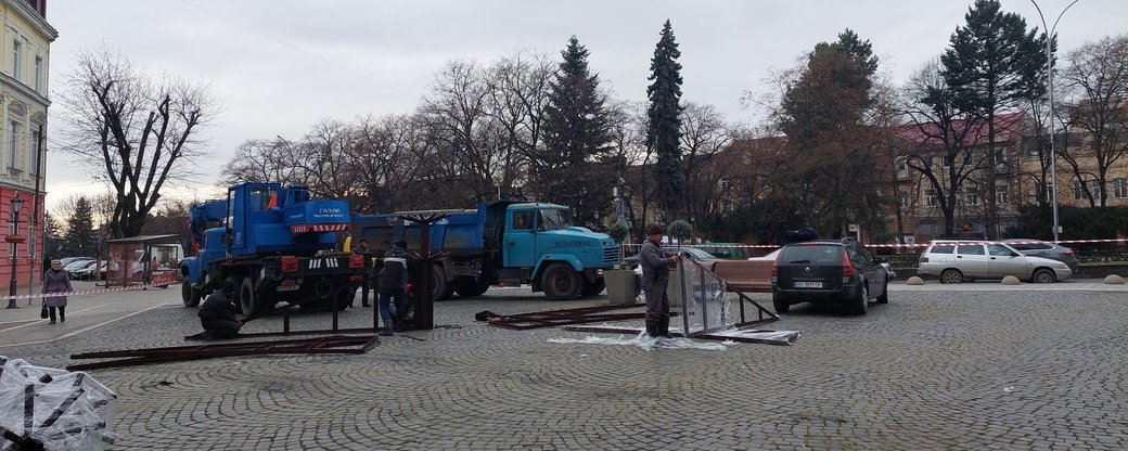 В Ужгороді встановлюють 18-метрову штучну ялинку