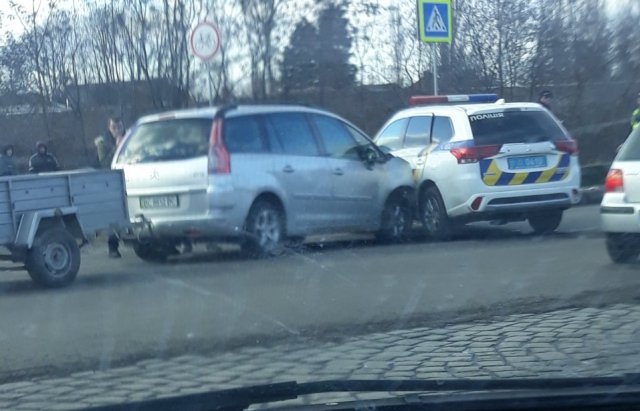 В Мукачеві автівка правоохоронців потрапила в ДТП