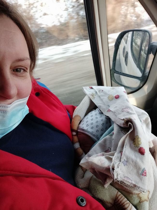 На Закарпатті фельдшерка “швидкої” прийняла пологи у матері п’ятьох дітей