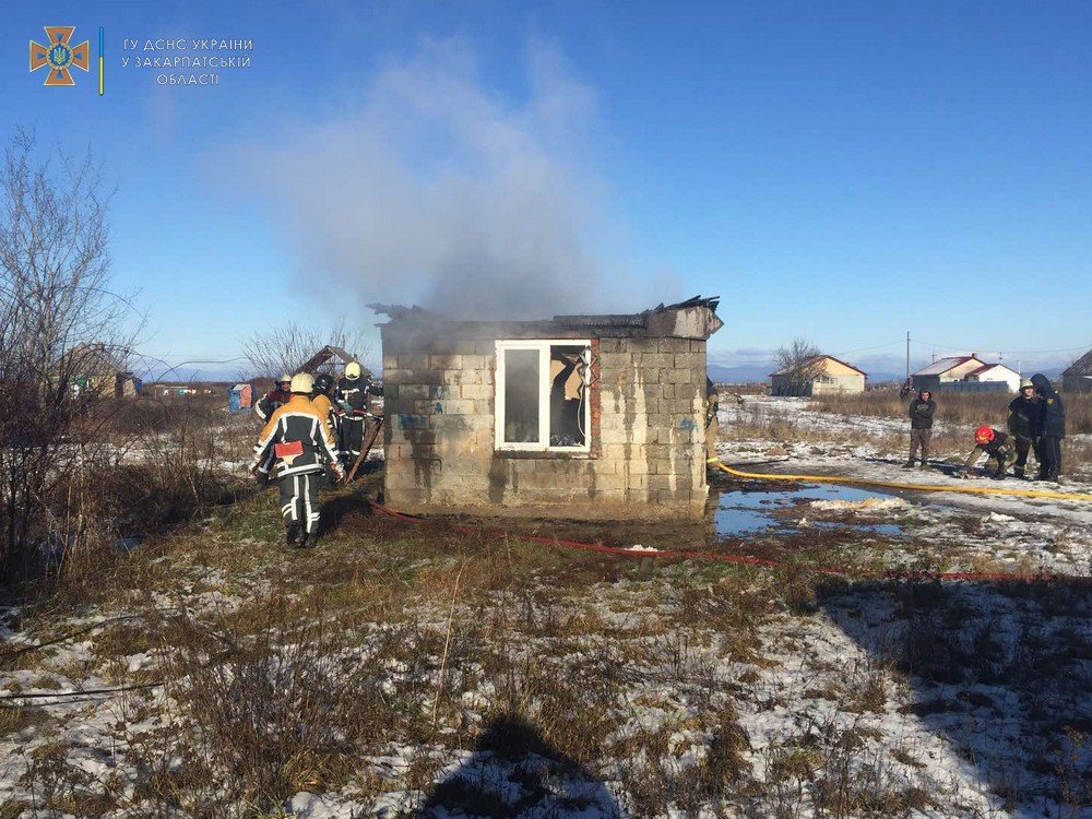 На Ужгородщині професійні та добровільні вогнеборці ліквідували пожежу в будинку