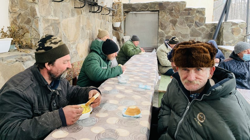 В Ужгороді благодійники роздають безкоштовні обіди нужденним