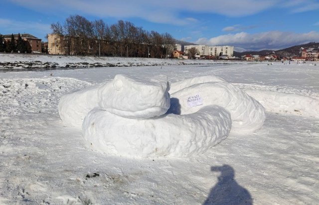 В Мукачеві на березі річки з'явилася снігова скульптура у вигляді величезної змії (ФОТО, ВІДЕО)