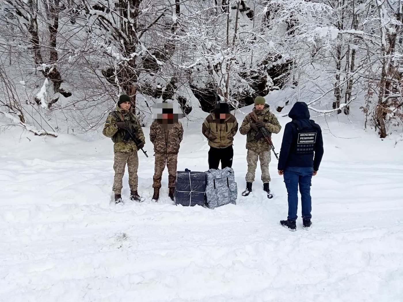 На Закарпатті прикордонники затримали двох контрабандистів із сигаретами