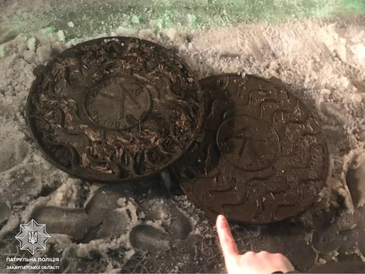 В Ужгороді патрульні спіймали чоловіків, які крали каналізаційні люки