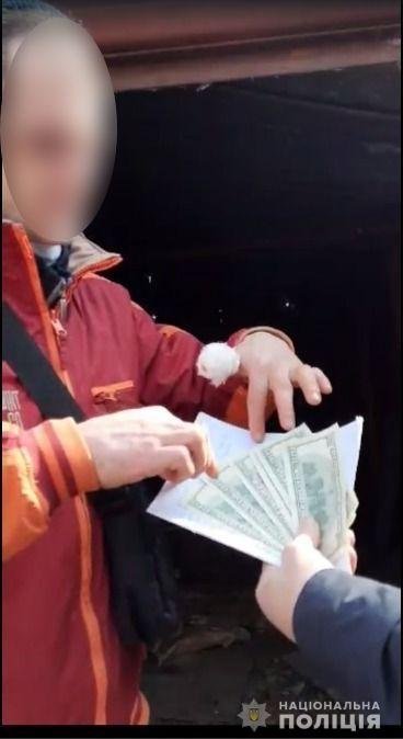 Закарпатець за $600 продав чужий гараж без документів