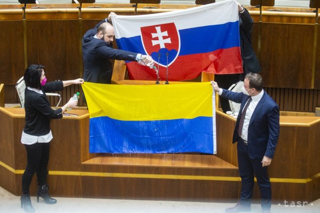 У Словаччині, під час засідання парламенту, депутат вилив воду на прапор України