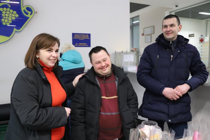 Ужгородській міськраді продавали освячені свічки виготовлені людьми з інвалідністю (ФОТО)