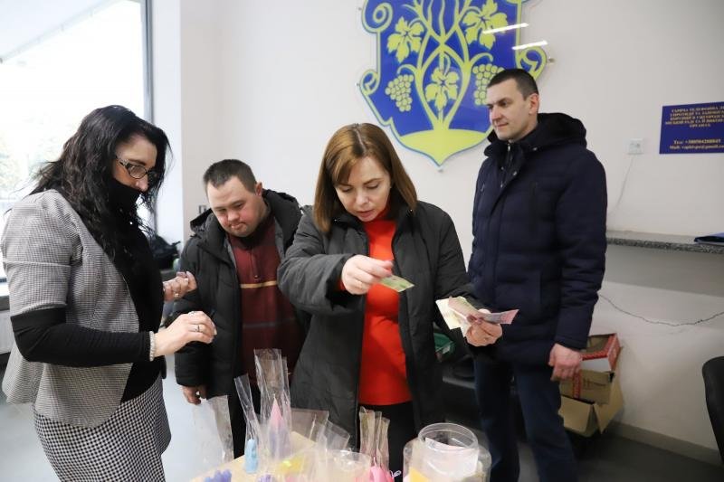 Ужгородській міськраді продавали освячені свічки виготовлені людьми з інвалідністю (ФОТО)